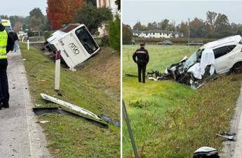 Scontro frontale tra auto e bus di studenti a Ordezo, morto un automobilista