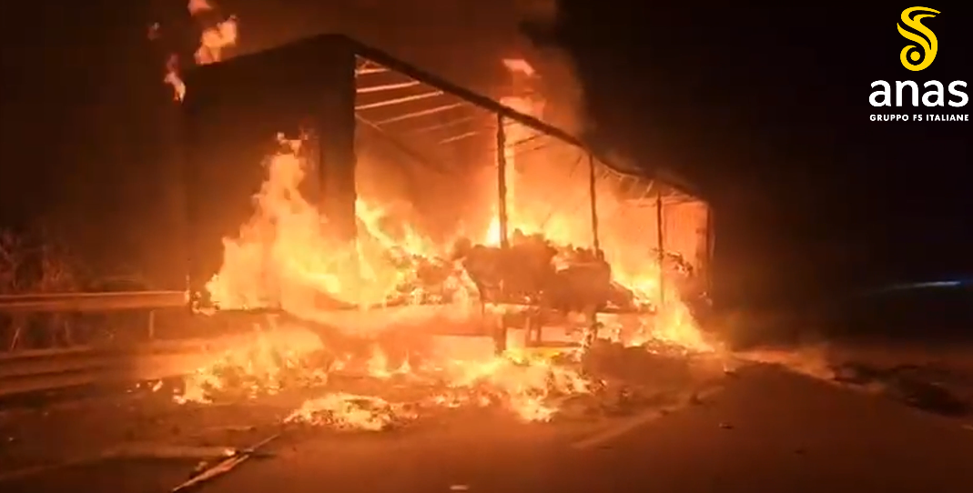 Mezzo pesante in fiamme sull’A19, illeso il conducente