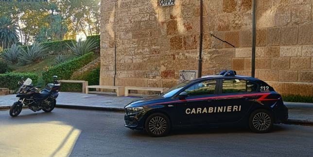 Finisce fuori strada e si schianta contro un albero a Palermo, uomo di 67 anni soccorso da un Carabiniere libero dal servizio