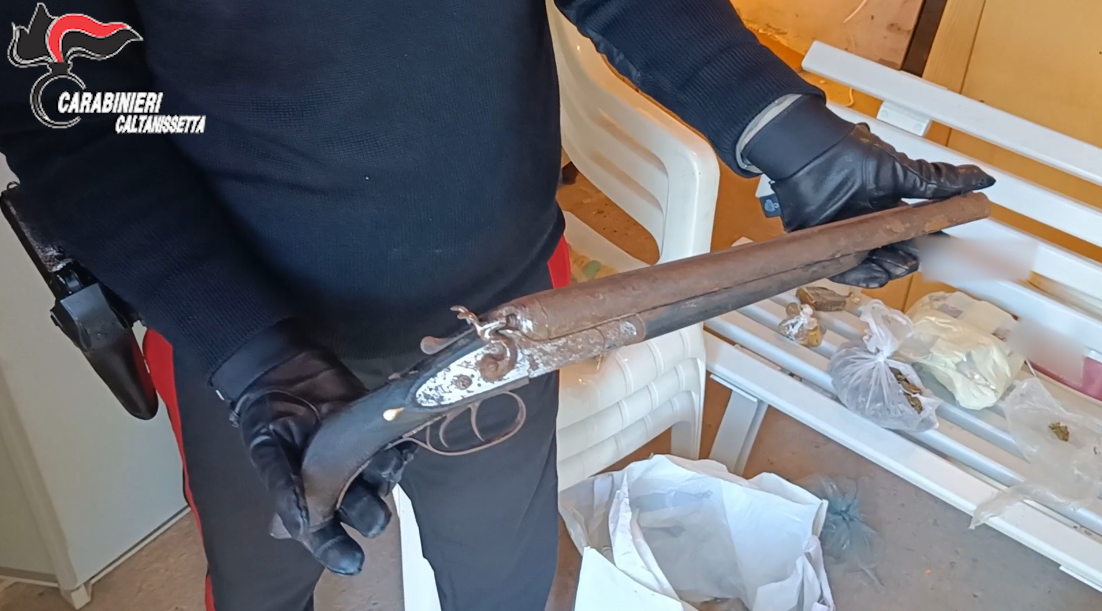 Armi e droga in un casolare di campagna a Niscemi, 23enne arrestato dai Carabinieri