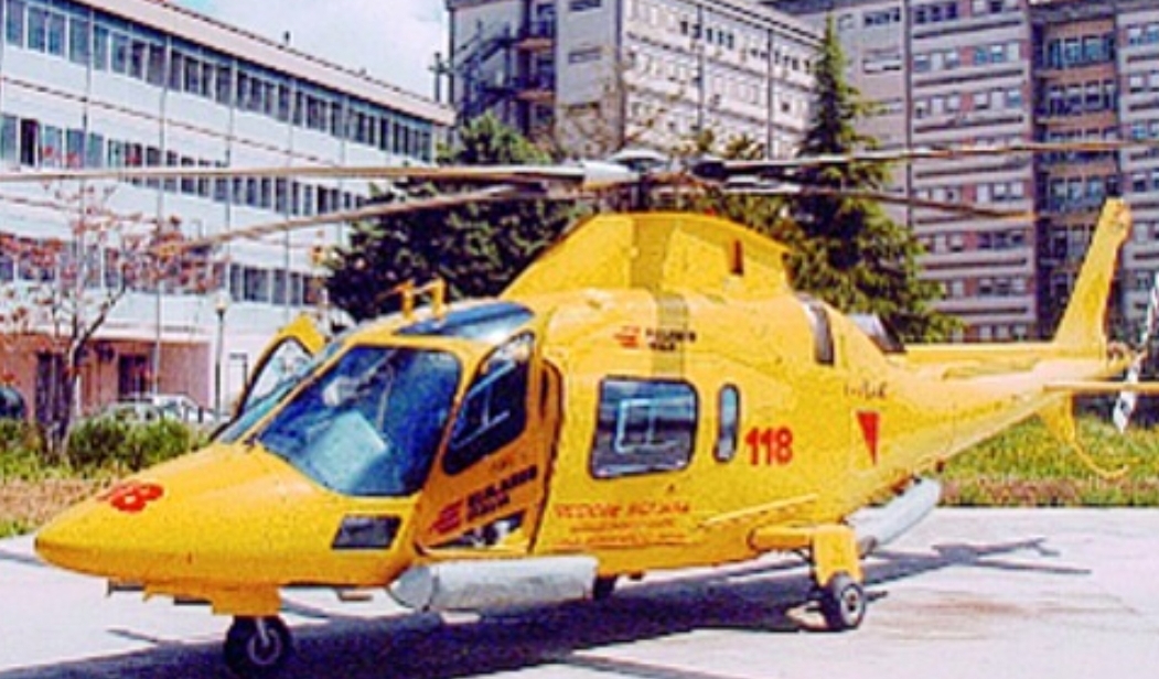 Litiga col fidanzato e si lancia da auto in corsa, 19enne è grave al Sant’Elia di Caltanissetta