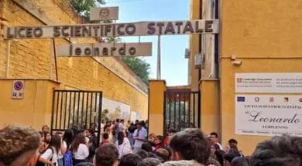 Studenti di Agrigento scioperano per solidarietà alla Palestina, il dirigente del liceo: “Potranno rientrare a scuola solo se accompagnati da un genitore”