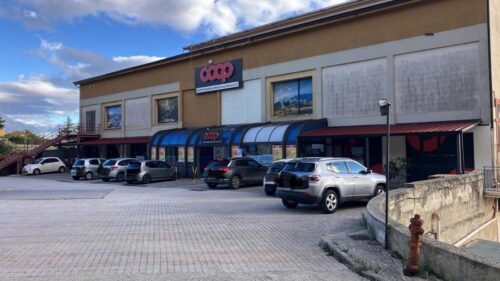 Mussomeli, ancora rifiuti abbandonati vicino al supermercato di contrada Monticelli. Denuncia alla Polizia Municipale