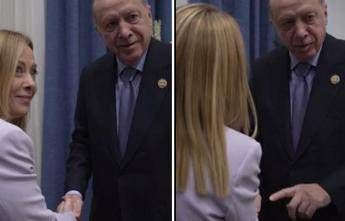 Siparietto Erdogan-Meloni: “Smetti di fumare”, “Lo so…”