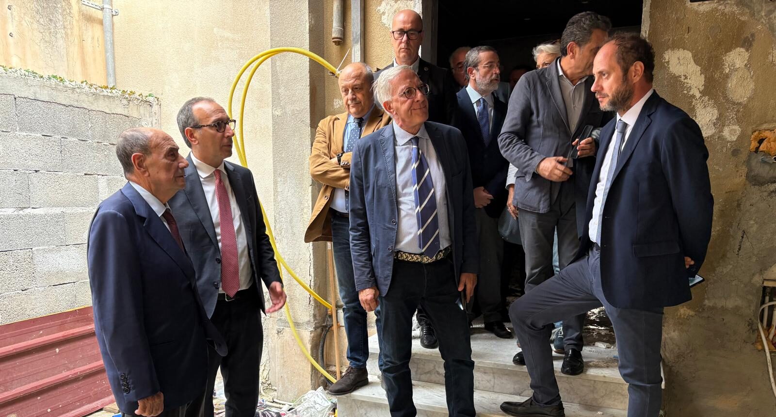 Palermo, Schifani a Borgo Nuovo: «La Regione stanzierà le risorse per ripristinare l’appartamento vandalizzato»