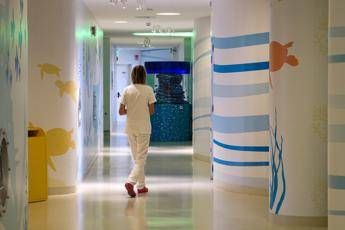 Torino, bimbo di 3 mesi cade con passeggino nel fiume: trauma cranico