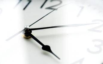 Torna l’ora solare, fra 7 giorni lancette indietro: gli effetti su salute e bollette