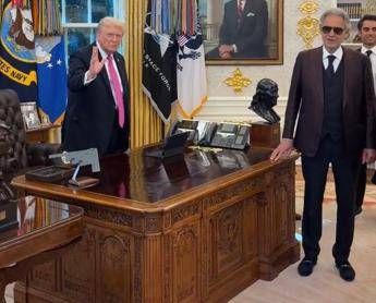 Trump e Bocelli, incontro alla Casa Bianca. E il tenore canta nello Studio Ovale