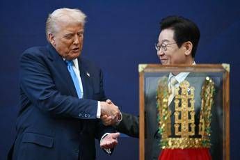 Trump ‘incoronato’ in Corea, un regalo da re per il presidente
