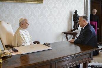 Ucraina, Orban: “Sanzioni a Russia un errore, andrò da Trump per discuterne”. In Vaticano l’incontro con il Papa