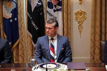 Zelensky da Trump, la cravatta ‘sospetta’ di Hegseth fa discutere
