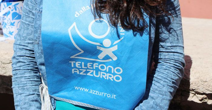 Ragazzina contatta Telefono Azzurro e denuncia abusi della madre e del convivente