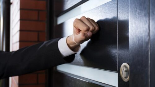 Ufficiale giudiziario entra in casa di anziana per pignorargliela, ma la trova morta, probabilmente da anni