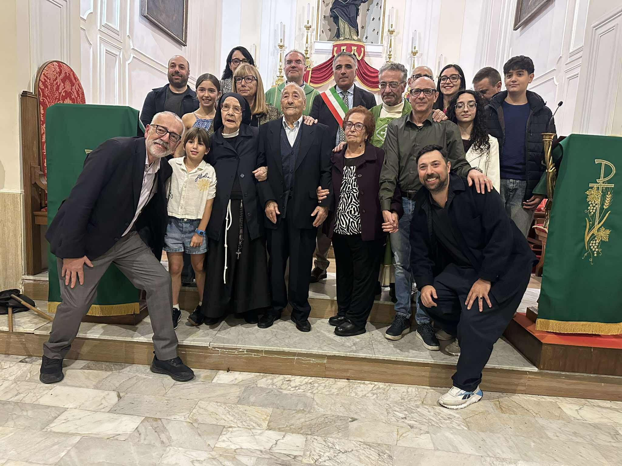 Acquaviva, zi Ginuzzu Nucera spegne 100 candeline. i familiari: “sei la nostra storia vivente”. Auguri del sindaco e del parroco