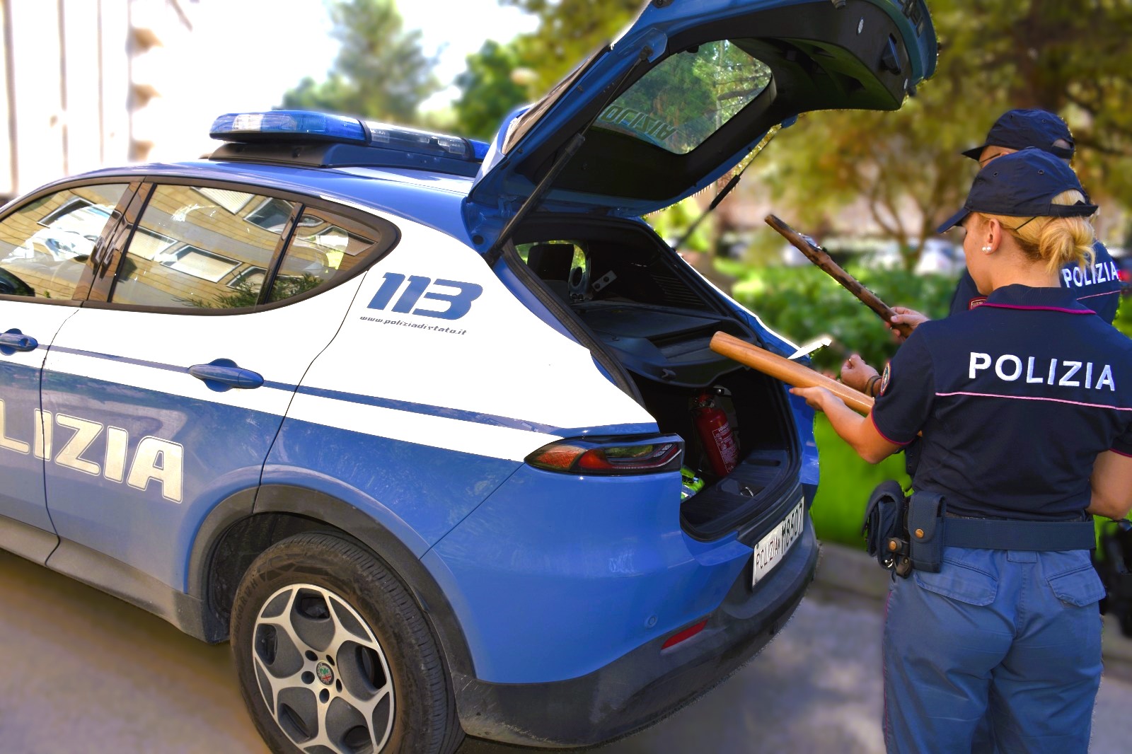 Perseguita l’ex compagna, divieto di avvicinamento con braccialetto elettronico per un 56enne a Gela: sequestrate dalla Polizia due mazze di legno e un coltello