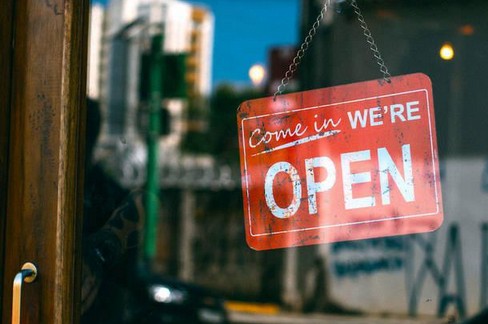 Fratelli d’Italia Caltanissetta chiede la revisione degli orari di chiusura dei locali: “Serve maggiore flessibilità per sostenere le attività economiche”