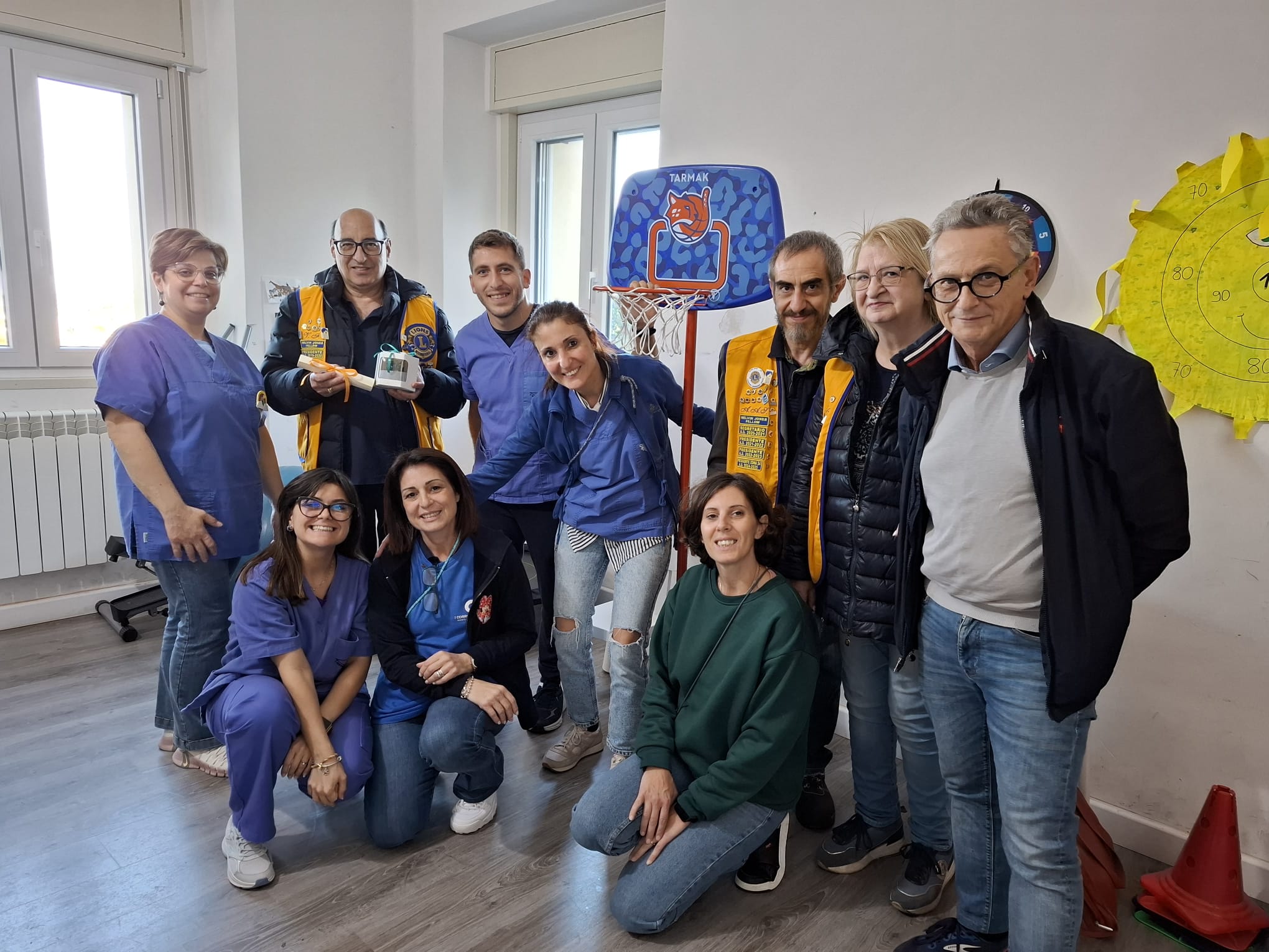 Solidarietà e inclusione, il Lions Club Caltanissetta Pietrarossa dona un canestro alla cooperativa “I Corrieri dell’Oasi” di San Cataldo
