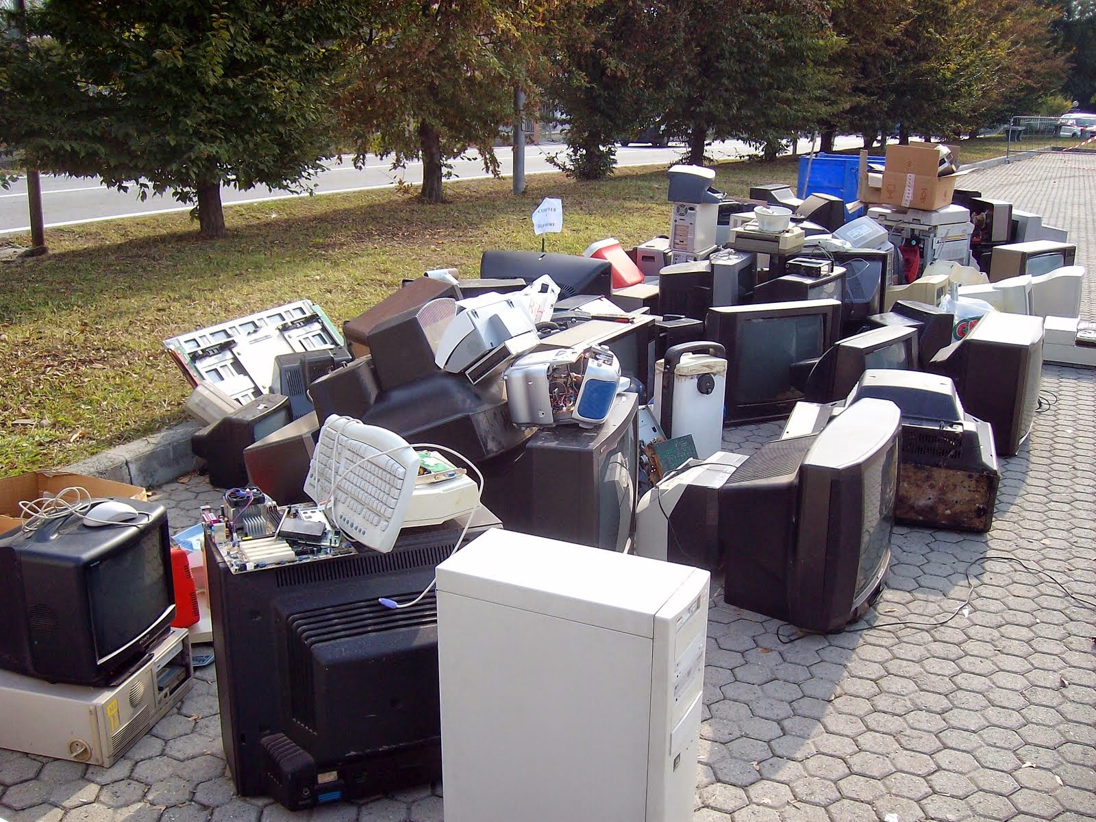 Campofranco. L’8 ottobre previsto il ritiro dei rifiuti Raee e ingombranti, oltre che degli indumenti usati