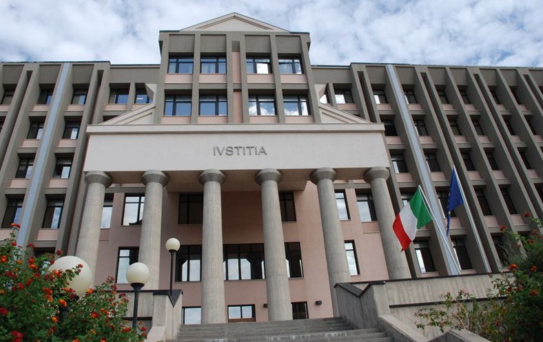 Minaccia i genitori e pretende soldi per la droga, giudizio immediato per un 24enne di Canicattì