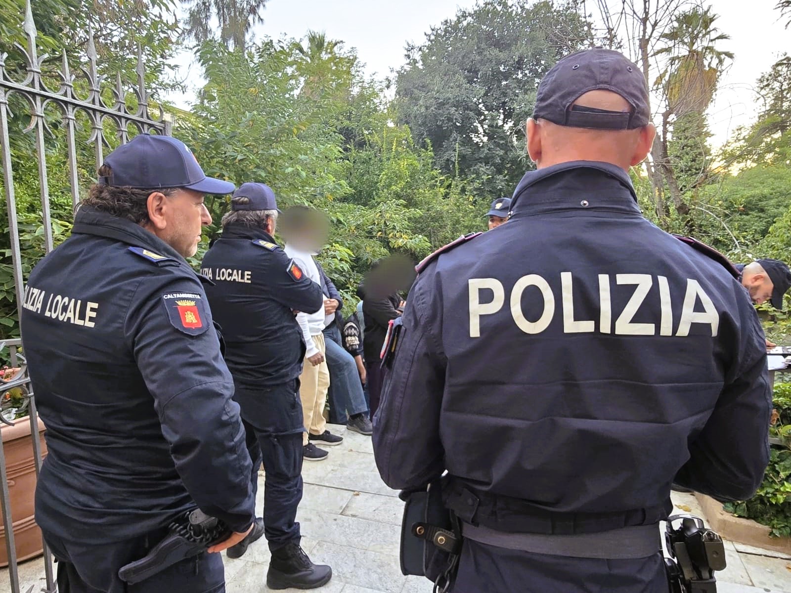 Caltanissetta. Servizi straordinari di controllo in centro storico: sequestrato uno zaino con 10 stecche di hashish e rilevate 8 infrazioni al codice della strada