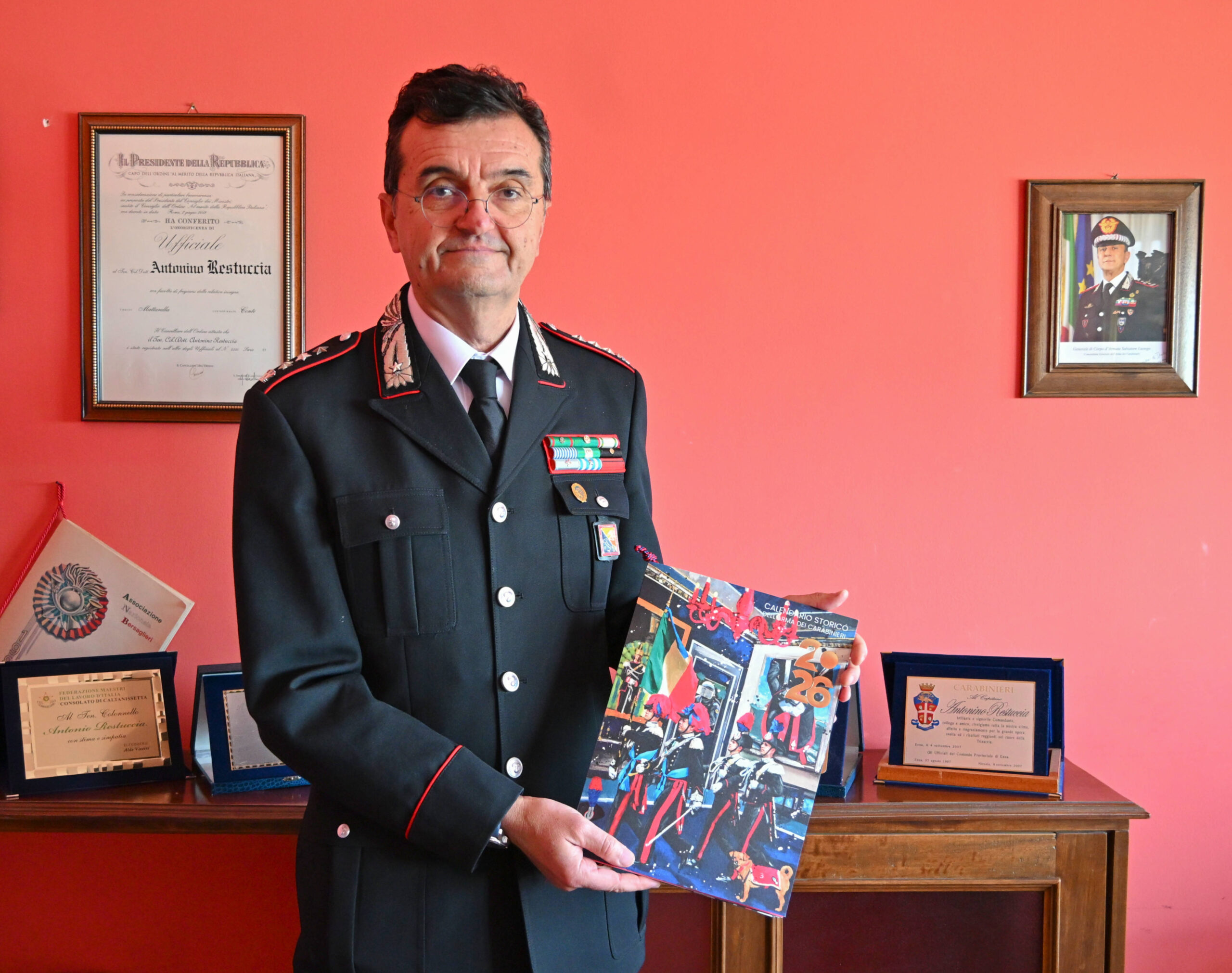 Calendario Storico dell’Arma dei Carabinieri 2026, una tavola dedicata a un intervento dei militari di Catenanuova che aiutarono una donna a partorire