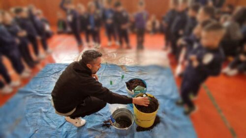 San Cataldo. Celebrata la Festa dell’Albero 2025 nella palestra dell’Istituto Comprensivo Balsamo