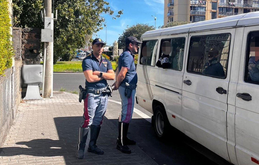 Vecchi furgoni trasformati in scuolabus privati, sanzionati pensionati-autisti a Catania