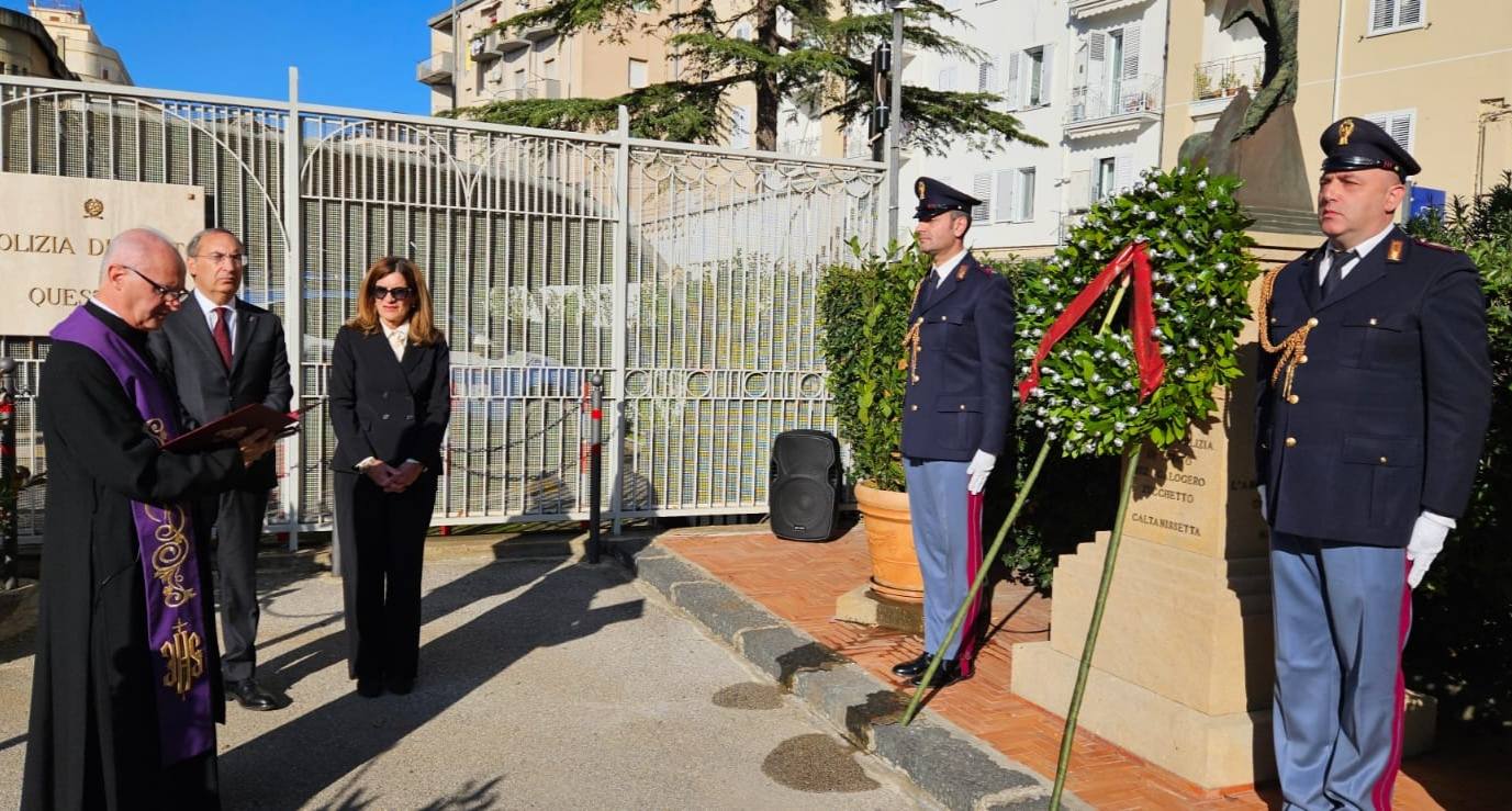 Caltanissetta. Prefetto e Vicario del Questore hanno reso omaggio ai caduti della Polizia deponendo corona d’alloro in Questura