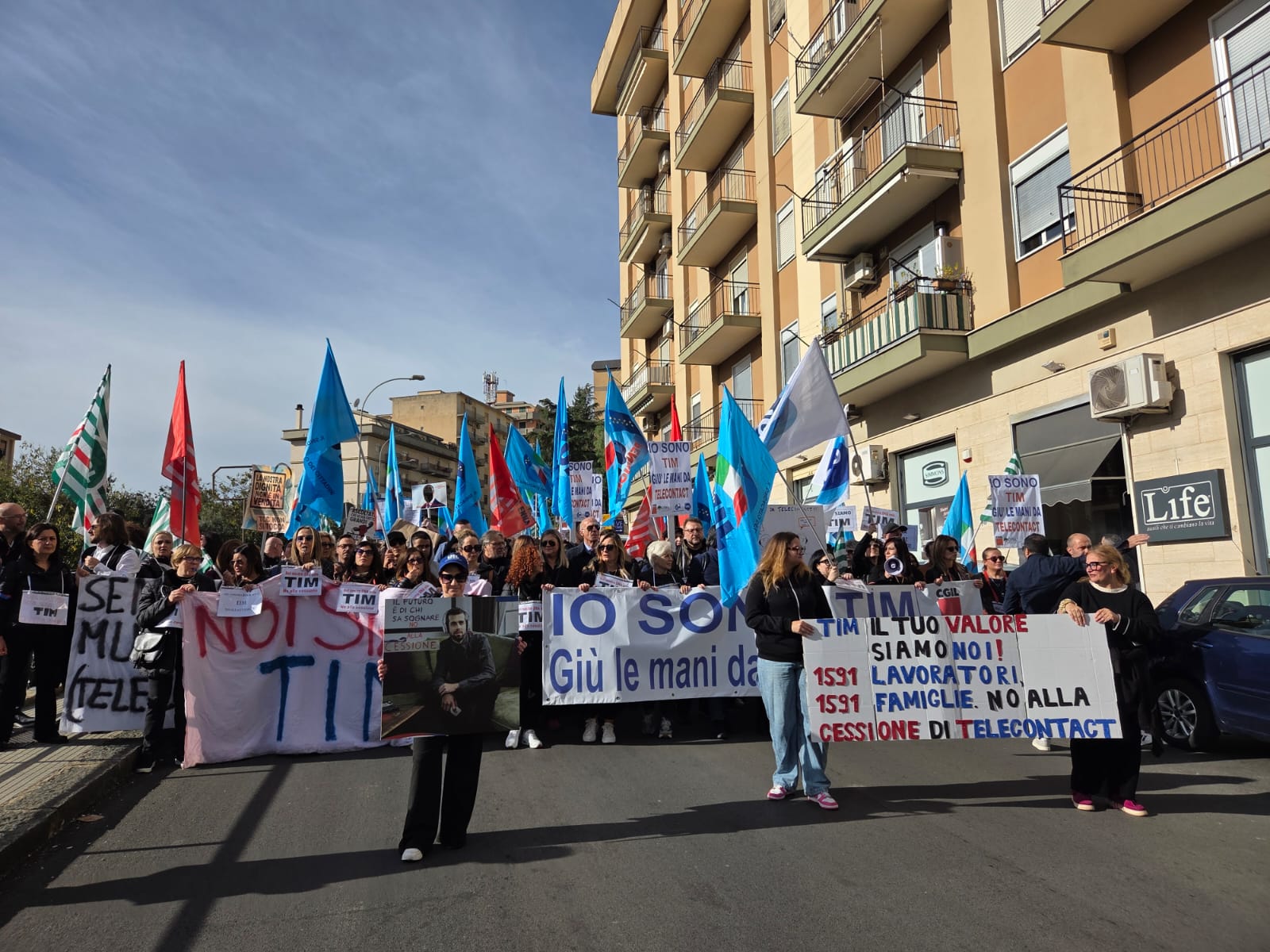 Caltanissetta. Telecontact, prosegue la mobilitazione dei dipendenti: “Non vogliamo che altri decidano del futuro dei nostri figli”