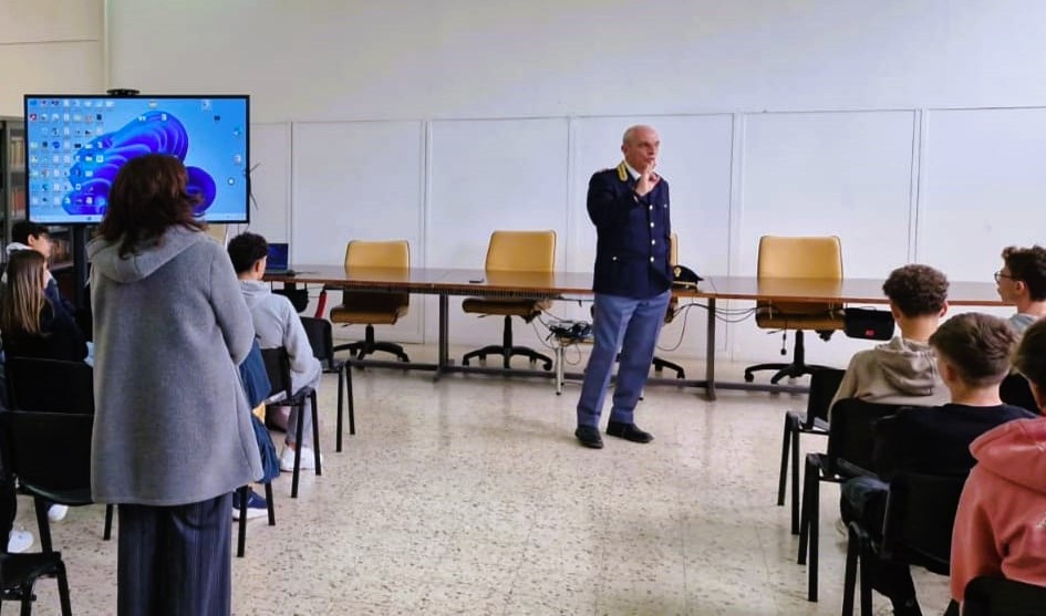 Caltanissetta, educazione alla legalità: la Polizia incontra gli studenti del Liceo “A. Volta”