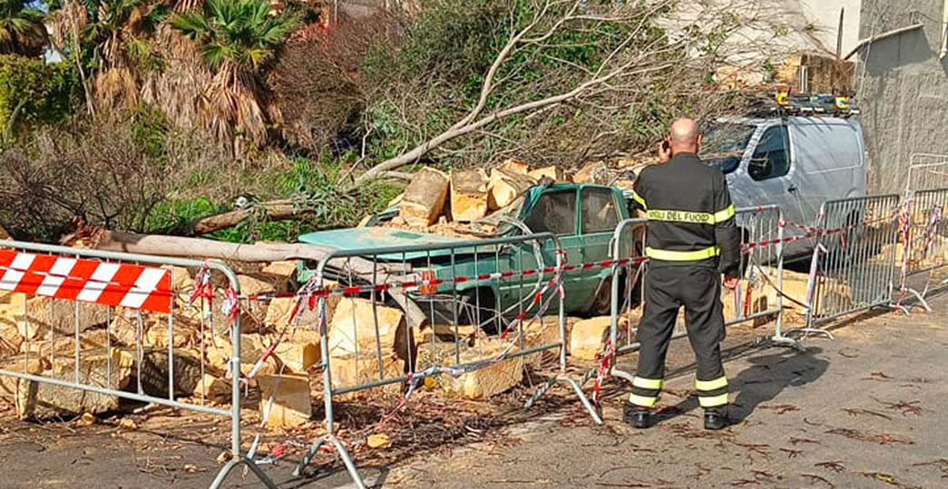 Tromba d’aria a Mazara del Vallo, crolla muro di cinta
