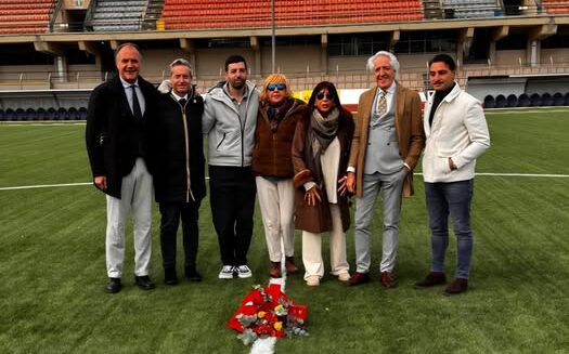 Caltanissetta, allo stadio deposti fiori gialli e rossi in memoria di Marco Tomaselli