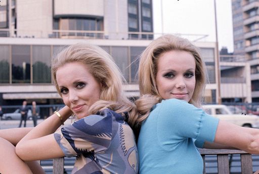 Alice ed Ellen Kessler, le “gambe della nazione”: negli anni Cinquanta simboli di eleganza e perfezione