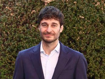 Ascolti tv, ‘Il Commissario Ricciardi’ su Rai 1 vince la prima serata