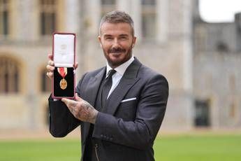 Beckham è ‘Sir’, re Carlo lo nomina Cavaliere per “i servigi resi allo sport e alla beneficenza”