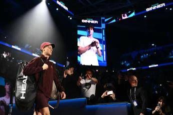 Carote, parrucche e… ‘proposta di matrimonio’: dentro il debutto di Sinner alle Atp Finals