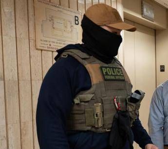 Chicago, agenti armati all’asilo: “Maestra, è in arresto”