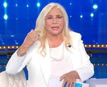 Domenica In, Mara Venier si opera: “Dopo la trasmissione, intervento per maculopatia”