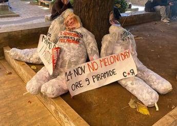 Fantocci con il volto di Meloni e Gasparri alla Sapienza. Il senatore: “Minacce non ci intimidiscono”