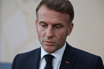 Francia, Macron presenta nuovo servizio militare volontario: “Mobilitazione per Difesa”