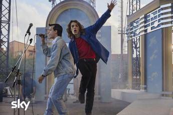 Hanno ucciso l’uomo ragno, stasera la serie tv sugli 883 in chiaro