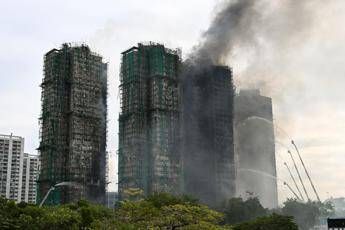 Hong Kong, almeno 55 i morti del maxi incendio: soccorritori cercano sopravvissuti