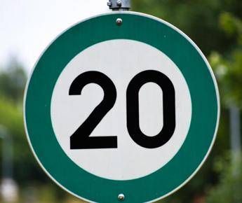 I segnali stradali verdi ‘debuttano’ nel Regno Unito, cosa significano i ‘green signs’