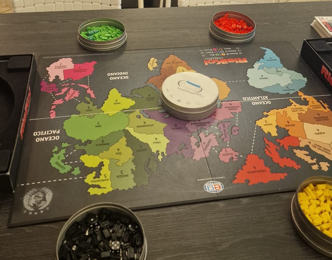 Risiko Club Ufficiale “Il Pifferaio” di San Cataldo, strategie e sorrisi al terzo turno del torneo “In viaggio verso il Natale”