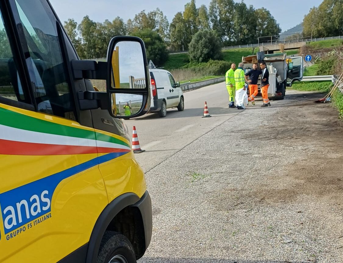 Anas, squadre al lavoro per ripulire dai rifiuti la piazzola di sosta su SS773 nel Trapanese