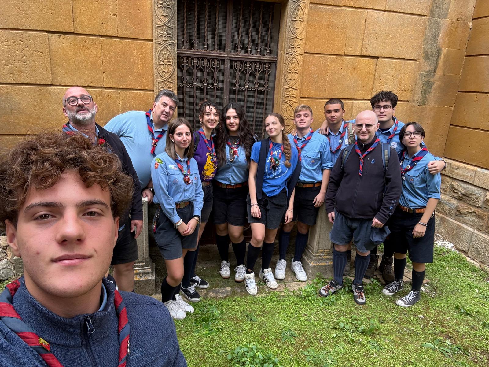 Gruppo scout Caltanissetta 4, servizio e memoria al cimitero cittadino per il Clan Shackleton: donato un fiore ai bambini senza nome e ai caduti in guerra