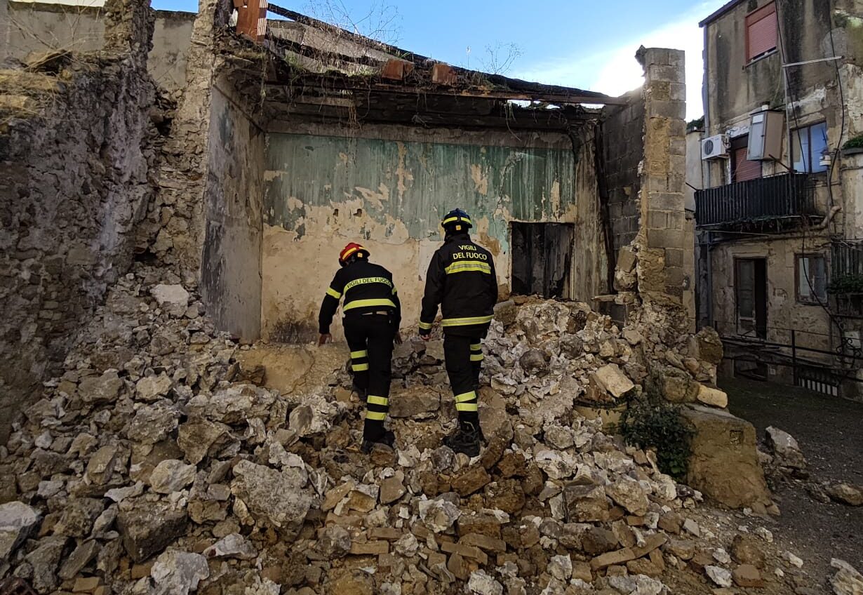 Caltanissetta, crolla palazzina in via Saponaro: l’intervento dei Vigili del Fuoco