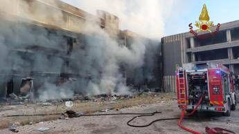 In fiamme edificio abbandonato a Tor Sapienza, dentro persone che lo occupavano