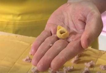 Le ‘regole’ per il pranzo di Natale, esiste il numero perfetto di tortellini