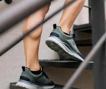 Le scale diventano una palestra, ecco i 7 esercizi per tutti